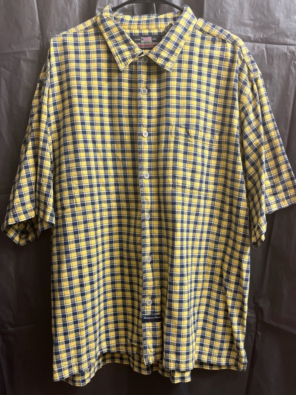 Casual Short-Sleeve Plaid Button-Down Shirt in Yellow & Navy